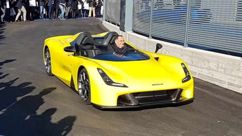 L'ing. Giampaolo Dallara alla guida della Dallara Stradale