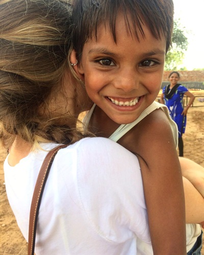 Veronica con un bambino dell'orfanotrofio