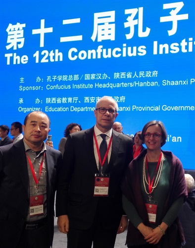 Da sinistra, il direttore cinese dell'Istituto Confucio di Università Cattolica, Prof. Yu Youxue, il prof. Pier Sandro Cocconcelli, delegato del Rettore per l’internazionalizzazione, e la prof.ssa Elisa Giunipero direttrice dell’Istituto Confucio de