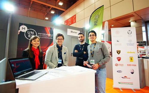 Gli studenti di MUNER presso lo stand al Motor Show