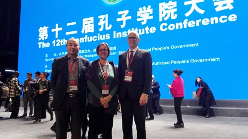 Da sinistra, il direttore cinese dell'Istituto Confucio di Università Cattolica, Prof. Yu Youxue, la prof.ssa Elisa Giunipero direttrice dell’Istituto Confucio dell'Università Cattolica e il prof. Pier Sandro Cocconcelli, delegato del Rettore per l