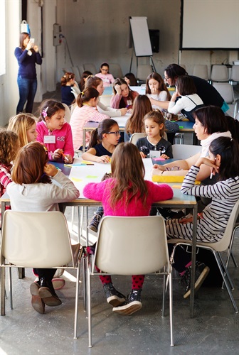 Un momento del laboratorio Hi-Tech Girls organizzato da JA Italia e Siemens Italia 