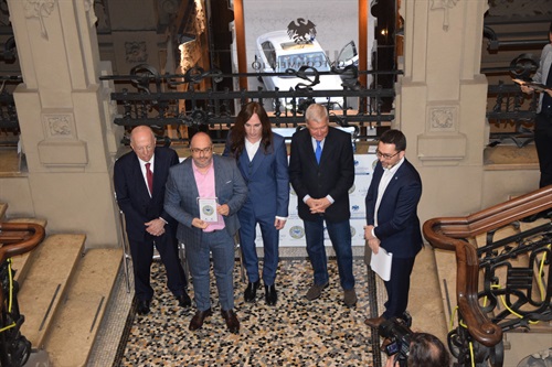 Foto 2 consegna premio con Agnelli e Confalonieri.JPG