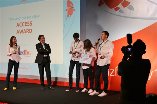 Il premio FedEx Express Access Award è stato consegnato da Vito Bernardi Managing Director Properties, Real Estate & Airport Relations Europe a EnerMemo dell’ISS Pacinotti Archimede di Roma.