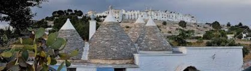 LOCOROTONDO PUGLIA TRULLI.jpg