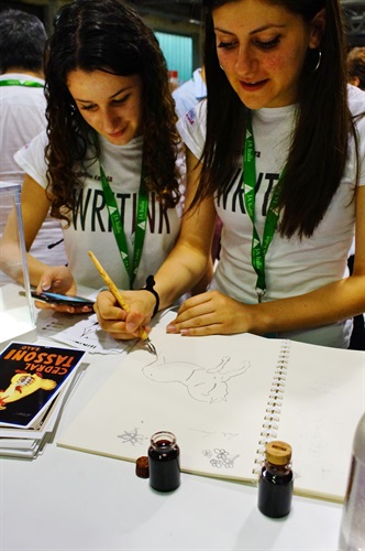 Writink è una penna in legno da intingere in uno speciale inchiostro 100% naturale prodotto dalle bacche di sambuco di Writink JA – Liceo Elena Principessa di Napoli, Rieti