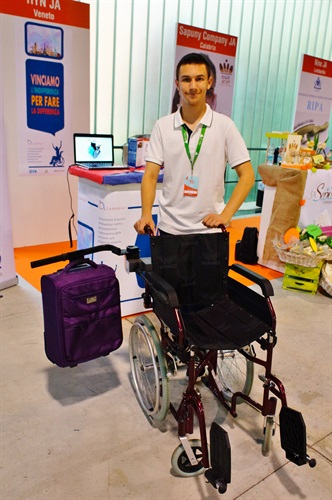 Carrozzina in grado di maneggiare pacchi di piccola o media dimensione creata da HYN JA – IIS L. Luzzatti, Mestre (VE)