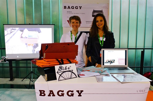 Baggy, un cestino per biciclette ripiegabile che si applica al portapacchi di qualsiasi tipo di bicicletta, di Bike Plus – Liceo scientifico statale Torelli, Pesaro