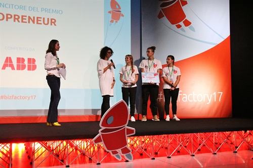 Il progetto IndifferenzaZero JA dell’ISIS Carducci Volta Pacinotti, Piombino (LI), vince il premio ABB Ecopreneur, per la sostenibilità ambientale, consegnato da Francesca Federigi, CSR Manager.