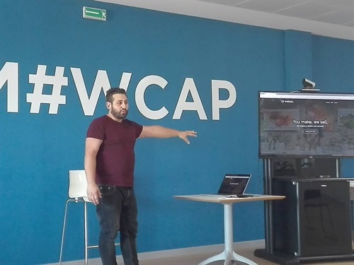 Sebastiano Cataudo, ideatore della piattaforma durante una presentazione (pitch) al Tim Wcap di Catania