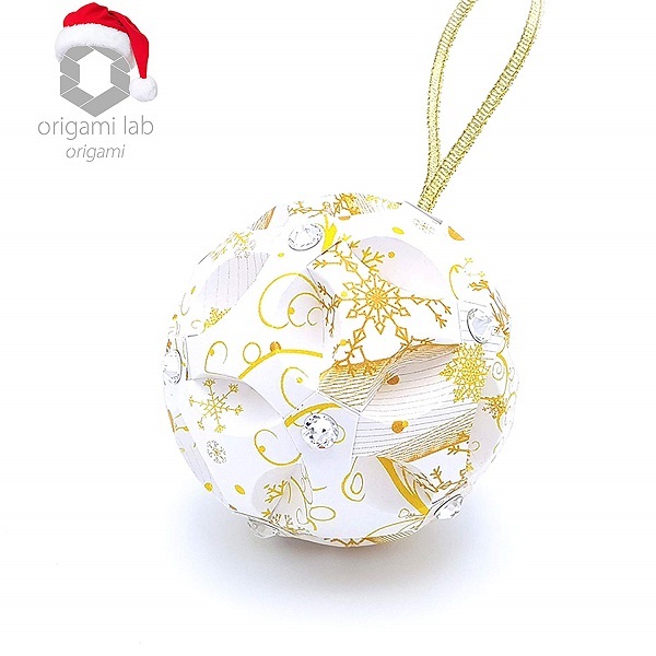 Palla di Natale di OrigamiLab impreziosita da cristalli SWAROVSKI Elements originali.
Prezzo indicativo: 22,50€ su Handmade di Amazon.it
