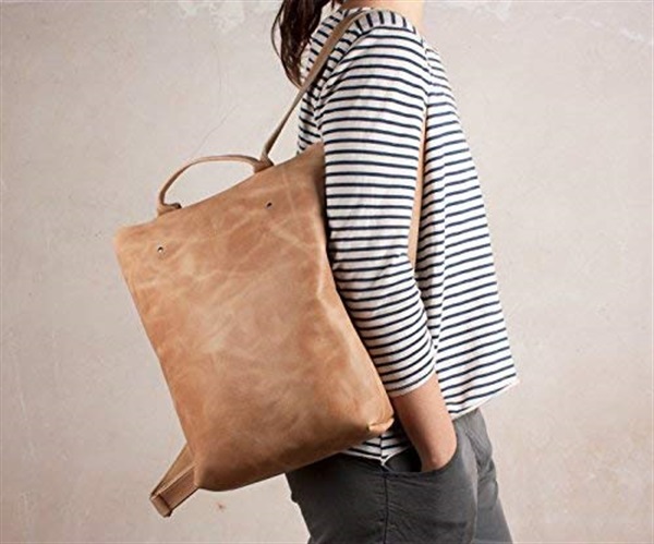 Zaino marrone chiaro in pelle.
Prezzo indicativo 132,00€ su Handmade di Amazon.it
