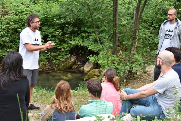 team building nei pressi del fiume
