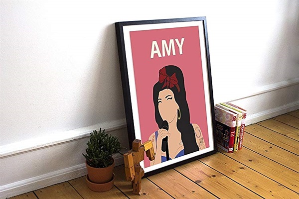 Elegante orologio da parete 
in legno tagliato a laser 
Amy Winehouse Poster. Disponibile in diversi formati e svariati personaggi di TopFloorStore