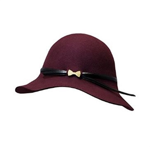 Cappello in feltro bordeaux con farfalla in legno di rovere di Woodillon su Amazon Made in Italy: 23,98 euro 