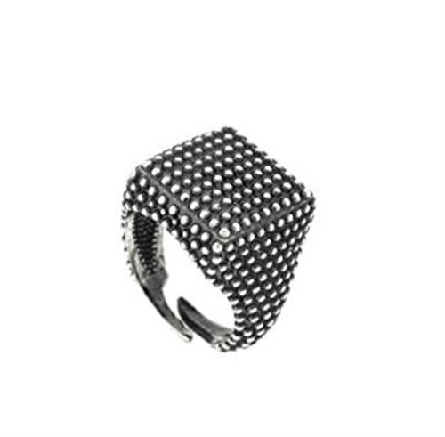 Anello da mignolo quadrato con sfere in rilievo in Argento 925 di Padre Nostro su Amazon Made in Italy: 49,00 euro 