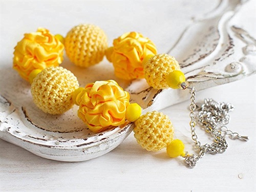 Collana con sfere fatte a mano all'uncinetto e raso italiano su Amazon Handmade: 30,00 euro
