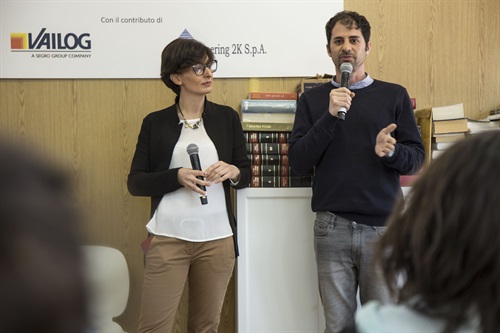 Veronica Pirola e l'autore Giuseppe Catozzella incontrano gli studenti di Amatrice durante l'inaugurazione della nuova biblioteca