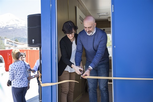 Veronica Pirola, Kindle Content Manager per Amazon Italia e Sergio Pirozzi, Sindaco di Amatrice al taglio del nastro della nuova biblioteca donata alla citt 