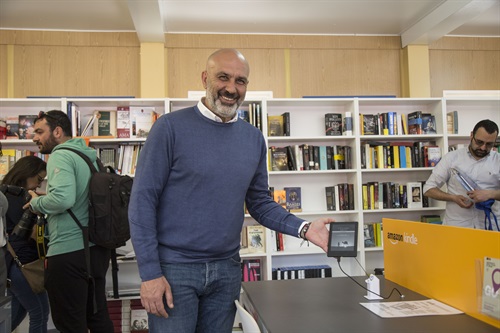 Sindaco di Amatrice Sergio Pirozzi nella nuova biblioteca