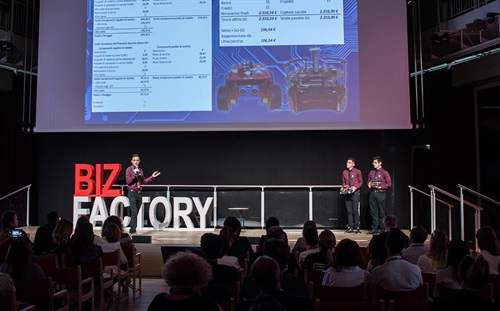 Studenti spiegano la loro idea imprenditoriale in campo IoT sul palco di BIZ Factory 2016