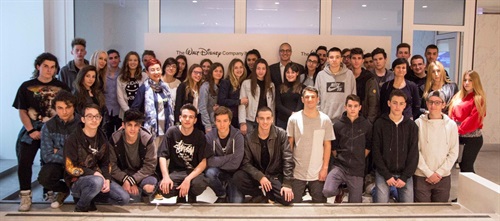 Daniel Frigo, Amministratore Delegato, The Walt Disney Company Italia, con i ragazzi di Impresa in Azione durante una masterclass presso Disney Italia 