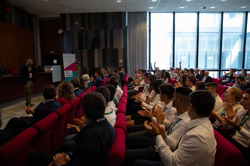 JA Italia - La  presentazione degli stand dei gruppi finalisti