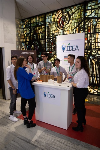 JA Italia - La  presentazione degli stand dei gruppi finalisti