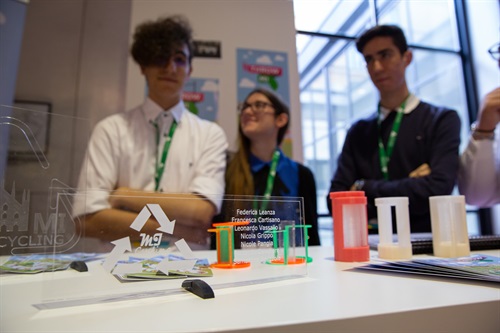 JA Italia - La  presentazione degli stand dei gruppi finalisti