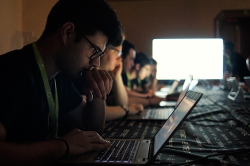 Un momento dell'hackathon  di Elmec Informatica con gli studenti universitari