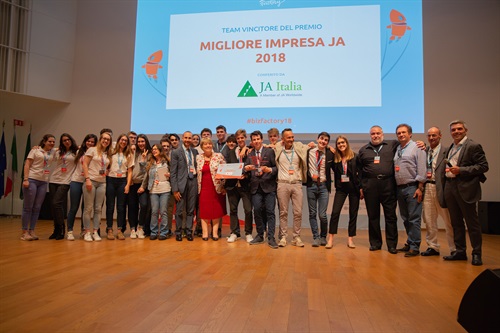 Okelvin JA riceve il premio Migliore Impresa JA 2018 