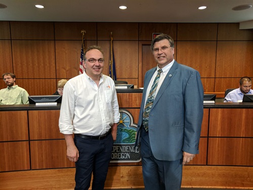 Massimiliano-Gaudenzi-con-John-McArdle,-sindaco-di-Independence,-Oregon.jpg
