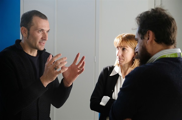 Ivan Basso assieme a Cora Scandroglio,  New Business and Marketing Manager di Elmec Informatica, presso il laboratorio di Elmec 3D