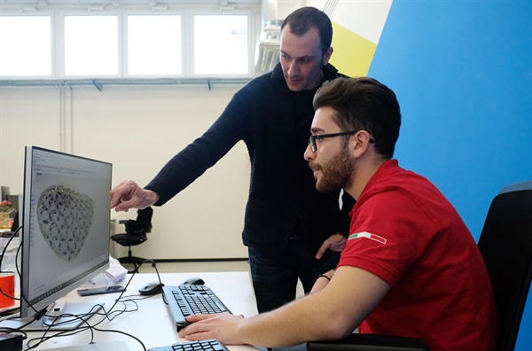 Ivan Basso presso il laboratorio di stampa 3D di Elmec 3D