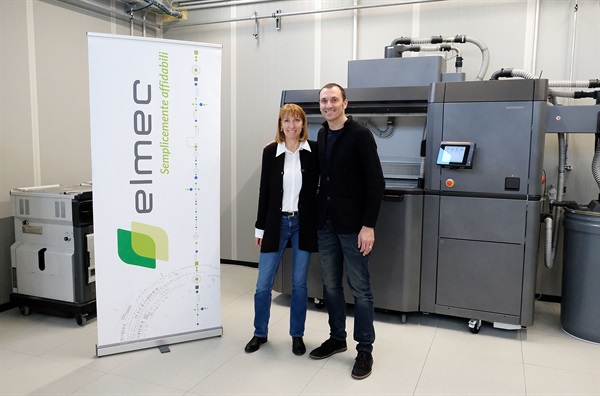 Ivan Basso assieme a Cora Scandroglio,  New Business and Marketing Manager di Elmec Informatica, presso il laboratorio di Elmec 3D