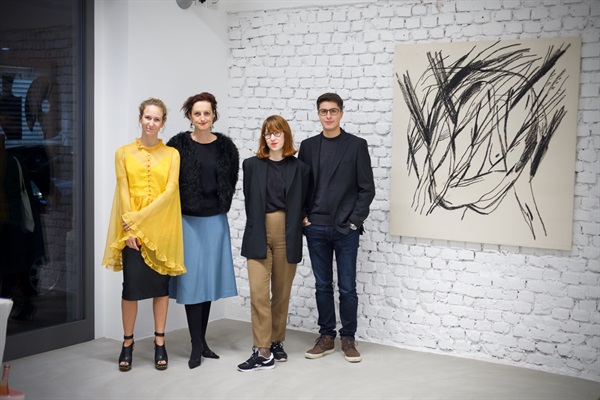 Alina Vergnano con il team di Artoday (Alessia Romano e Federico Montagna) e la gallerista (Myriam Kühne-Rauner)