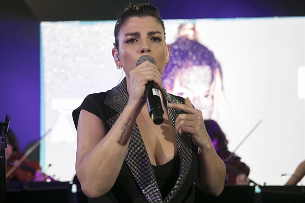 Emma ad Amazon Xmas San Babila