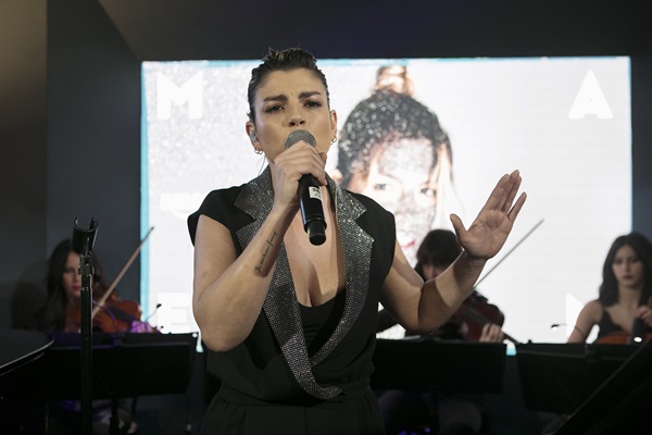 Emma ad Amazon Xmas San Babila