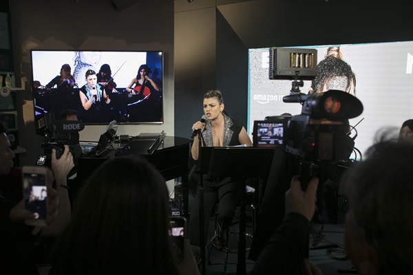 Emma ad Amazon Xmas San Babila