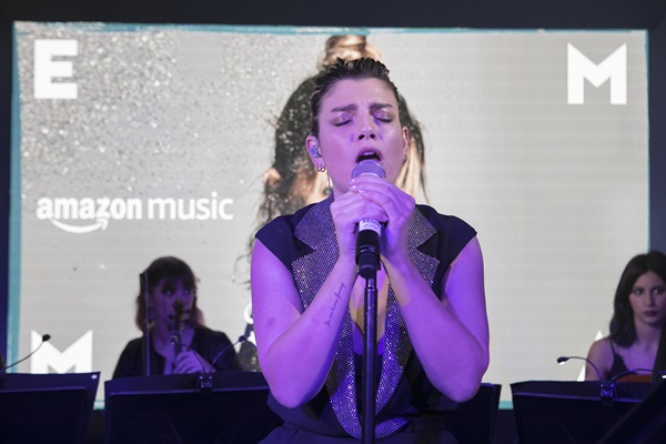 Emma ad Amazon Xmas San Babila