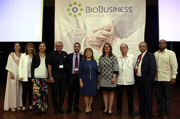 Pic with UN Resident Coordinator in Cuba Ms. Consuelo Vidal and Biocubafarma represenatives .JPG