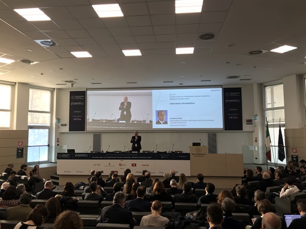 Giuliano Noci introduce il convegno nell'aula magna Carassa-Dadda