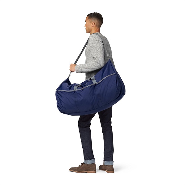 AmazonBasics - Borsone grande, 98 l, Blu navy - Amazon.it 19,99 euro.