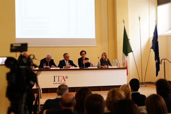 Un momento della conferenza di presentazione dell'accordo