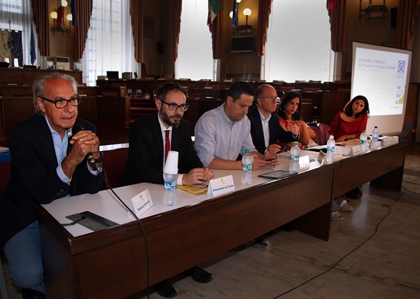 Il presidente dell'Ordine dei  giornalisti d'Abruzzo, Stefano Pallotta. Alla sua destra Giammaria De Paulis, imprenditore e docente di strumenti digitali. Al centro il coordinatore regionale di PAsocial, Pier Paolo Di Nenno.  