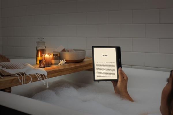 nuovo Kindle Oasis che offre il nostro miglior display Paperwhite di sempre: uno schermo da 7 pollici, la più recente tecnologia e-ink e  la possibilità di regolare la tonalità della luce