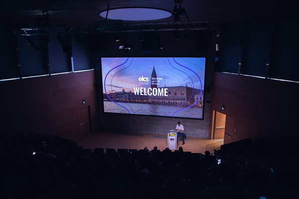 Pier Mattia Avesani, CEO di Uqido, dà il benvenuto al pubblico di EICS