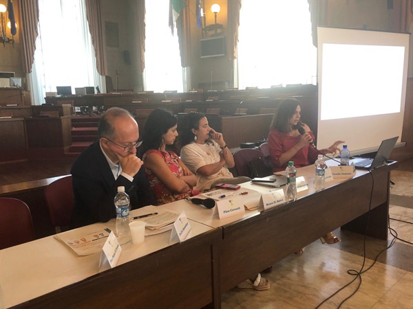 Il tavolo dei relatori con il moderatore  Duilio Rabottini,  Maura Di Marco, responsabile comunicazione Camera di Commercio Chieti Pescara, Monica  Di Fabio e Claudia Cichetti di Formez PA