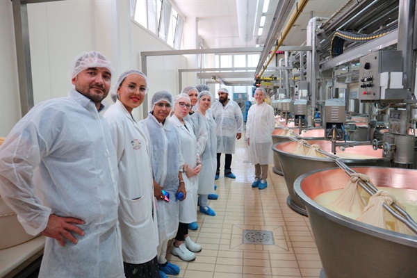 Visita al caseificio Santa Vittoria - Produzione grana Padano.jpg