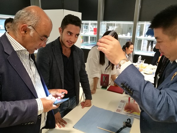 Delegazione birmana visita gli stand di Vicenza Oro.jpg